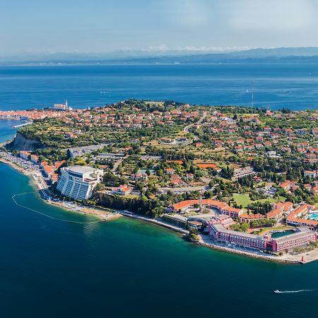 Grand Hotel Bernardin Portoroz Bagian luar foto Aerial view of the island