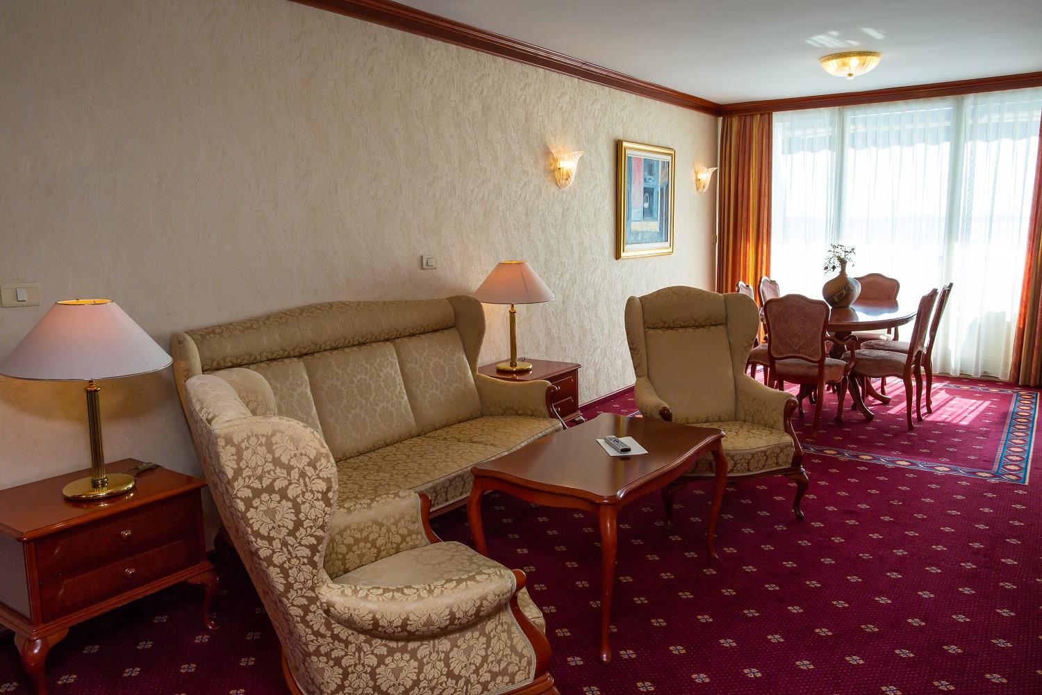 Grand Hotel Bernardin Portoroz Bagian luar foto The photo shows a cozy living area that features a set of elegant furniture. There is a comfortable sofa with a light floral pattern, accompanied by two armchairs in a matching style. A wooden coffee table sits in the center, and there are decorative