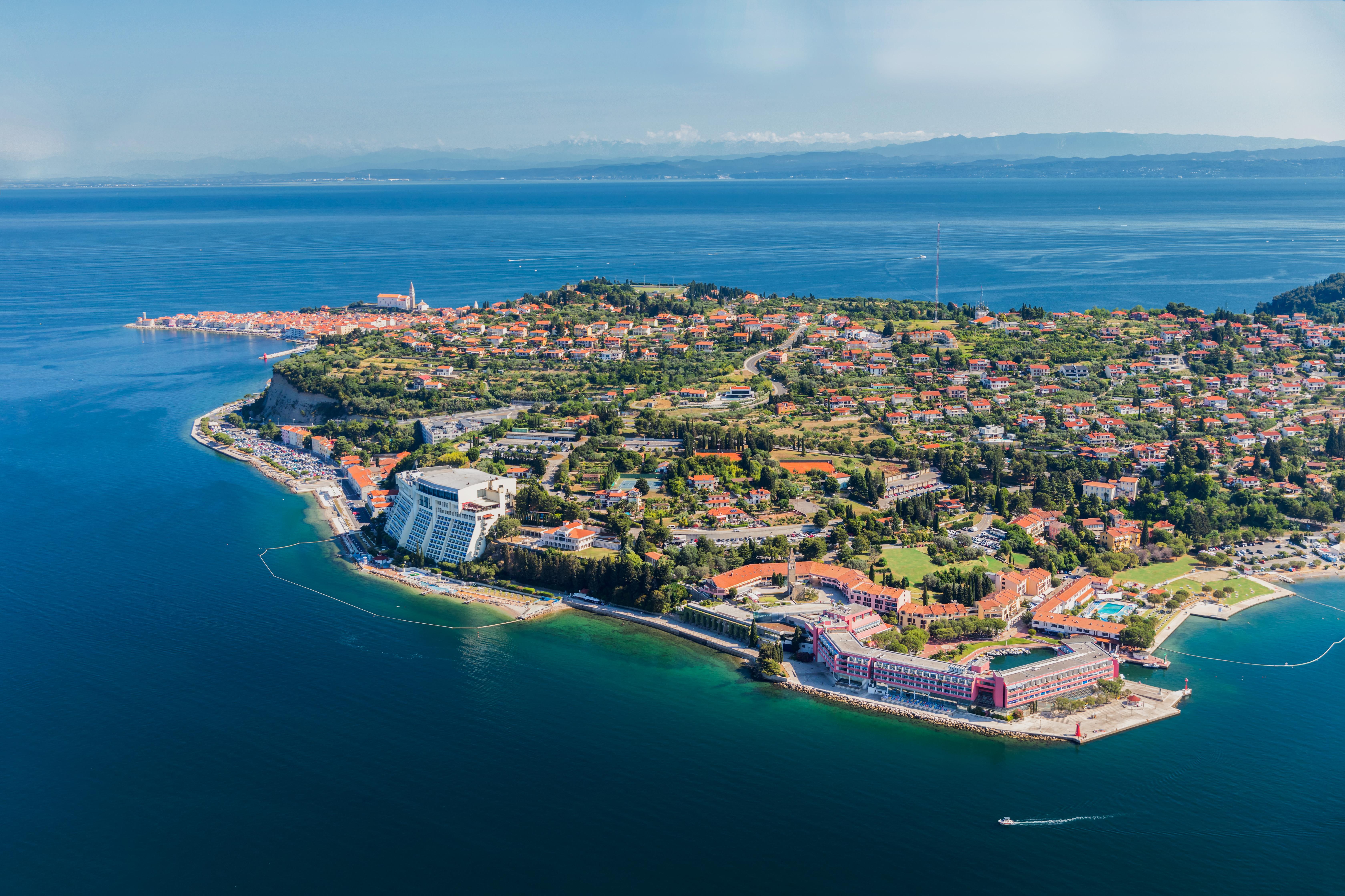 Grand Hotel Bernardin Portoroz Bagian luar foto Aerial view of the island