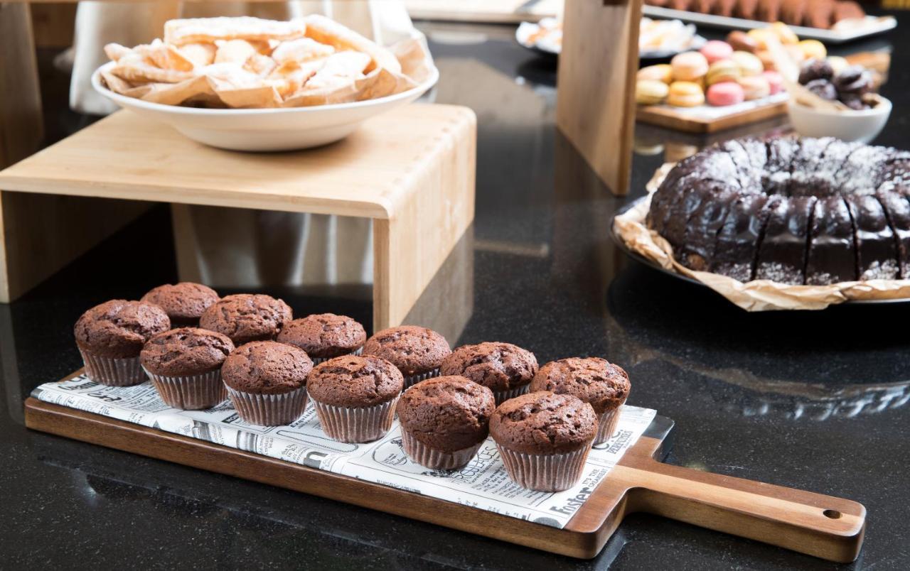 Grand Hotel Bernardin Portoroz Bagian luar foto The photo displays a variety of baked goods. In the foreground, there is a platter with several chocolate cupcakes arranged in a row. They have a rich brown color and are placed on a decorative tray. In the background, there are other treats, includi